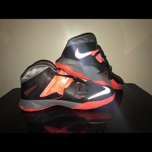 Men’s LeBron Soldier 7 Basketball Sneakers
